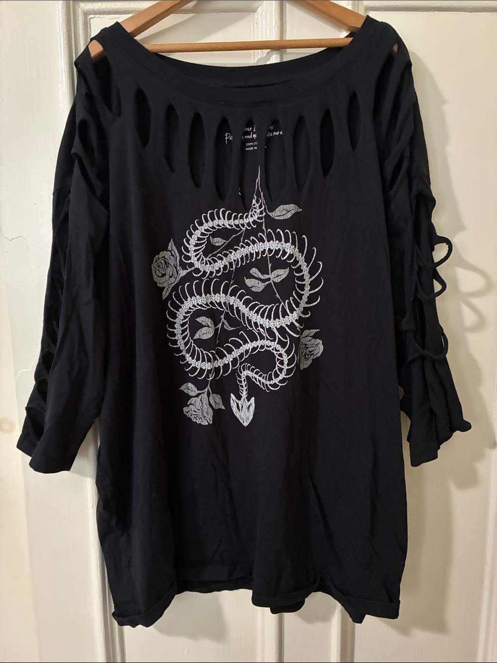 Torrid Classic Fit Black 3/4 Sleeve T-Shirt Size 2 Distressed Snake Skeleton